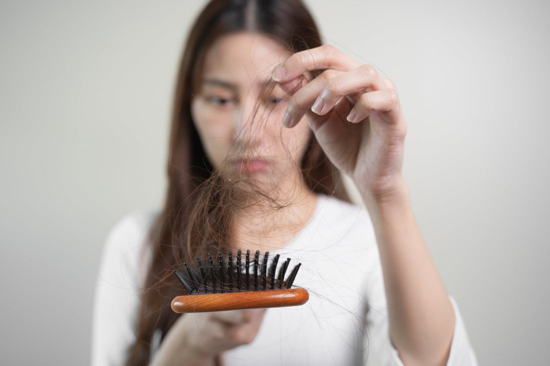 La perte de cheveux chez les femmes : causes et traitement - Perruque Avenue