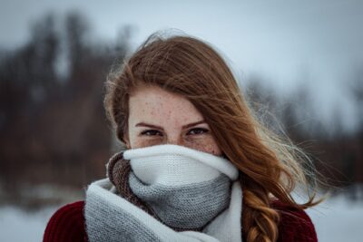 Perruque en hiver : électricité statique, chauffage, écharpes, les bons gestes